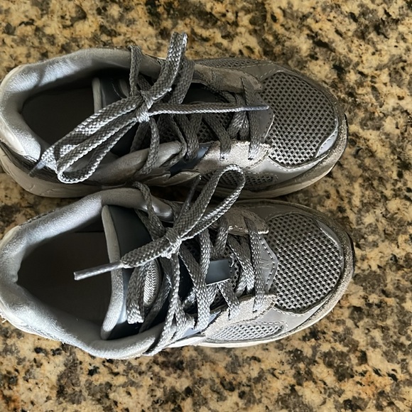 Good condition New balance 2002R for kids - Picture 4 of 4